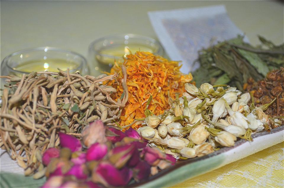 tray with five types of dried flowers