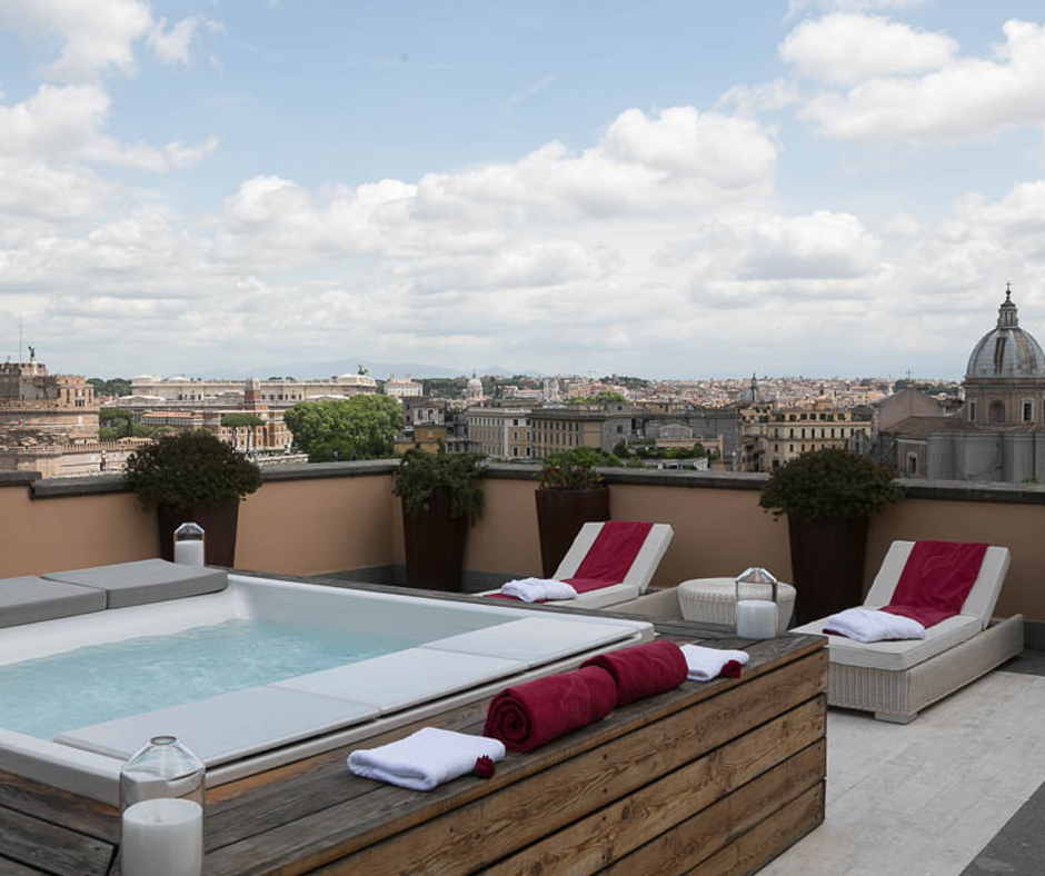 rooftop jacuzzi, views over Rome